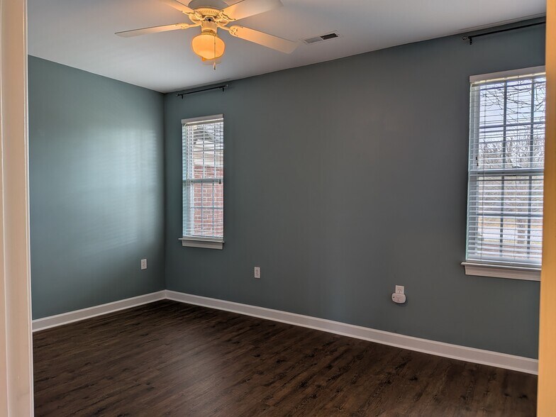 Building Photo - 1429 New Garden Rd