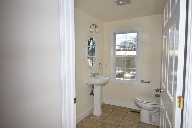 Building Photo - Spacious 3 bdrm house with 1.5 baths located in Seymour....