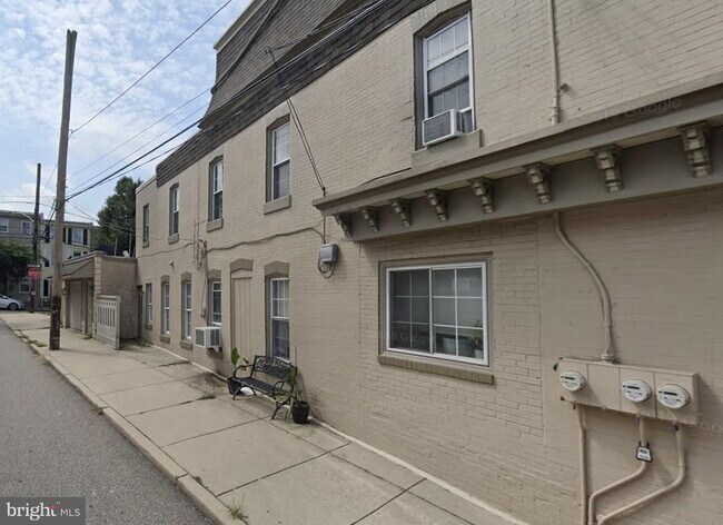 entrance - 143 Davis St