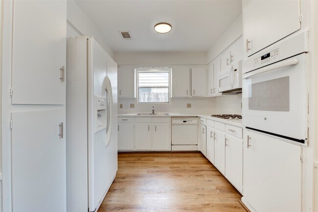 Building Photo - 3218 Crestdale Dr