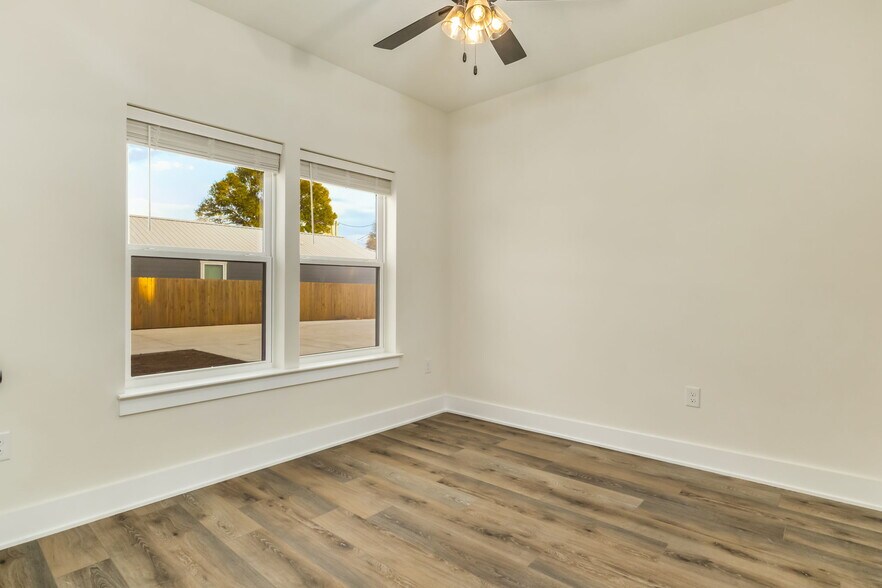 Building Photo - 520 N De Villiers St