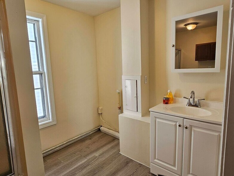 Building Photo - 40 Putnam St