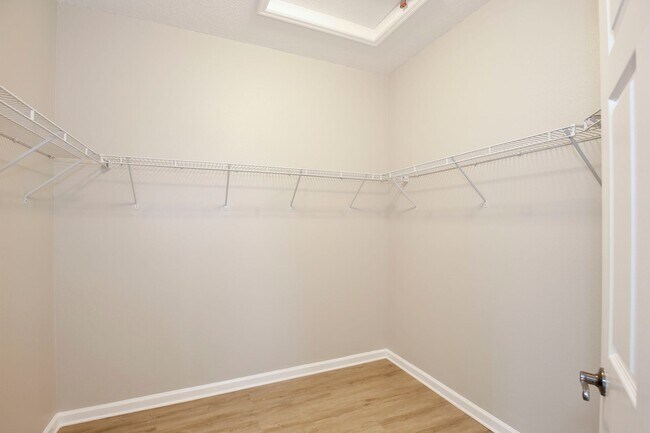 Building Photo - Beautiful 4/2.5 Spacious Home with a Loft Area and a 2 Car Garage Located in Sawgrass Bay - Clerm...