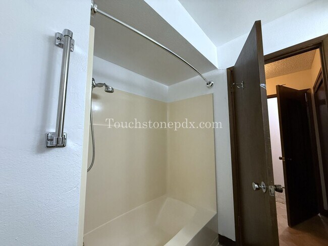 Building Photo - Cozy 2BD Apartment with Patio, East Portland