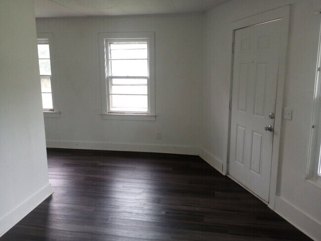Building Photo - 2 Bedroom 1 Bathroom