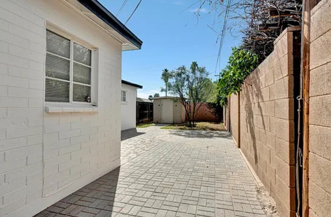 Building Photo - 2715 E Oak St