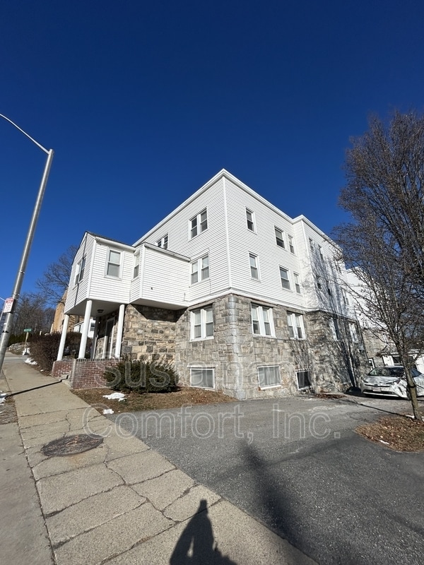 Building Photo - 827 Pleasant St