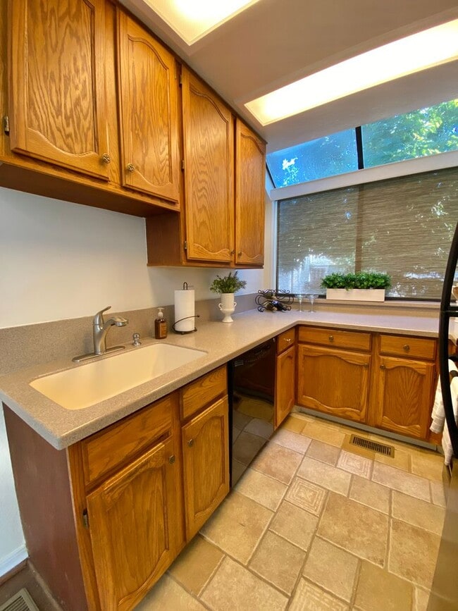 Building Photo - Two-Bedroom Townhouse in Sparks