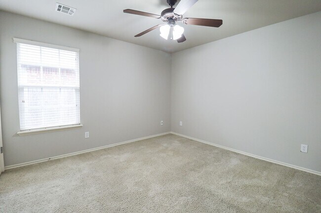 Building Photo - 3 bed | 2 bath in New Tulsa!