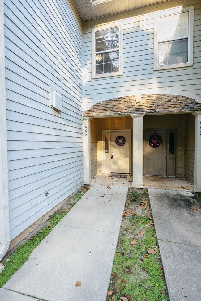 Building Photo - Beautiful 3 Bedroom 2 1/2 Bath Condo