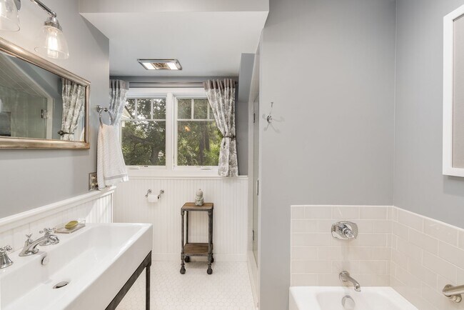 Building Photo - Beautiful 2 story home in desirable Diablo...