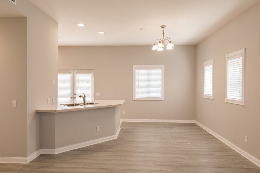 Building Photo - 3150 Village Walk Cir