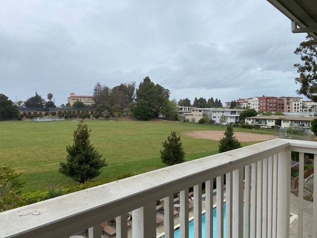 Building Photo - EPIC REA-AZARI PM: Condo w/Parking & Commu...