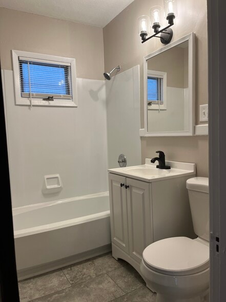 Building Photo - 242 Forest Hill Dr