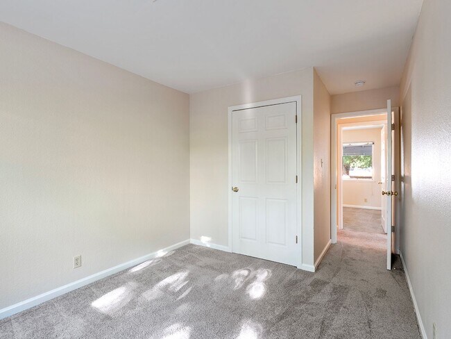Building Photo - Single Level Ranch Home In Desirable Clayt...