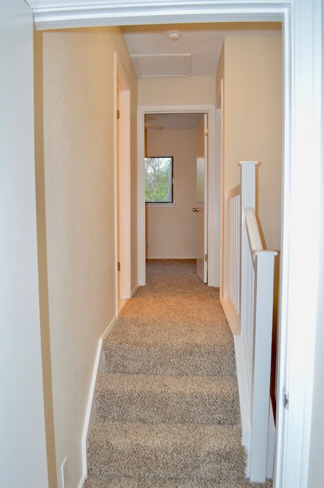 Building Photo - Beautifully updated move-in ready 3/2.5