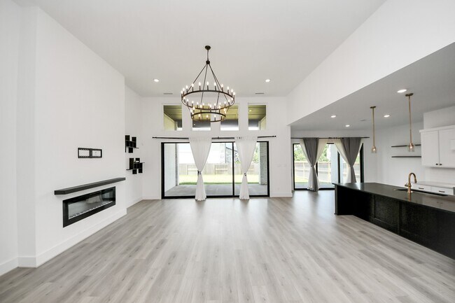 Building Photo - 10235 Forest Lake Dr