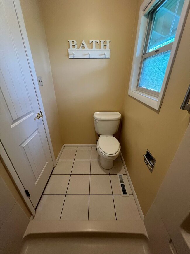 Building Photo - Spacious Family Home in Highland High School Area – Pocatello, ID!