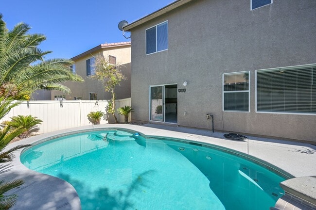 Building Photo - NW!!! 4 bedrooms!!! Pool and Spa!!! All ti...