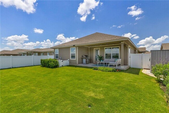 Building Photo - Spacious & Beautiful 3/BR 2/BA Home with E...