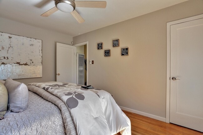 Building Photo - 1033 56th St