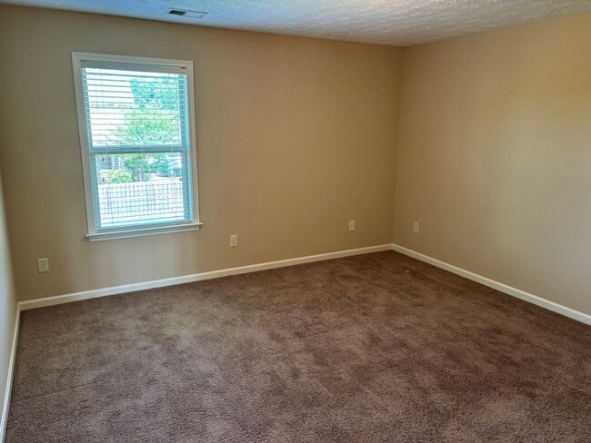 Building Photo - Gorgeous 4 Bedroom 2 1/2 Bath in Fortson Ga .