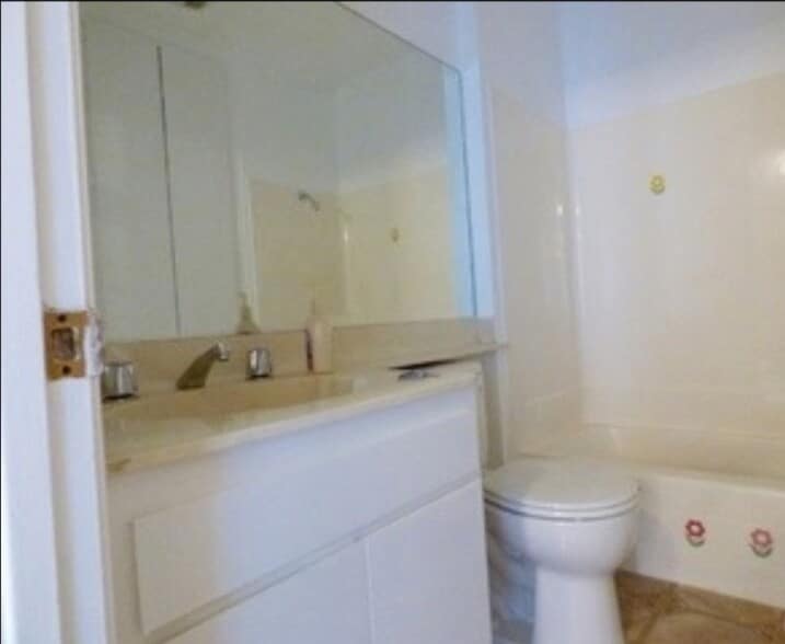 Bathroom tub shower - 9950 Topanga Canyon Blvd