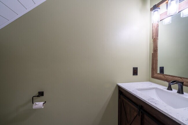 Building Photo - Two Bedroom Townhome in Raleigh's Heart!