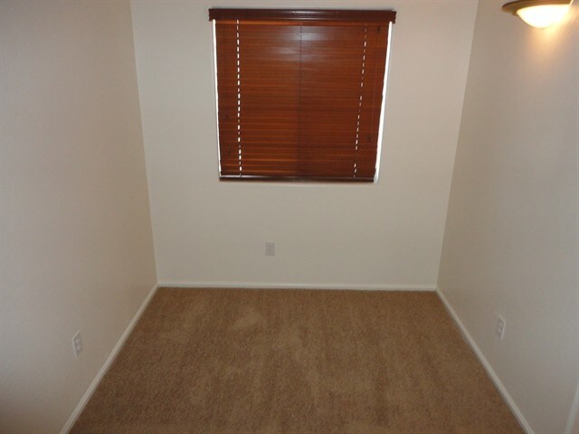 Building Photo - 433 E Penny Ln