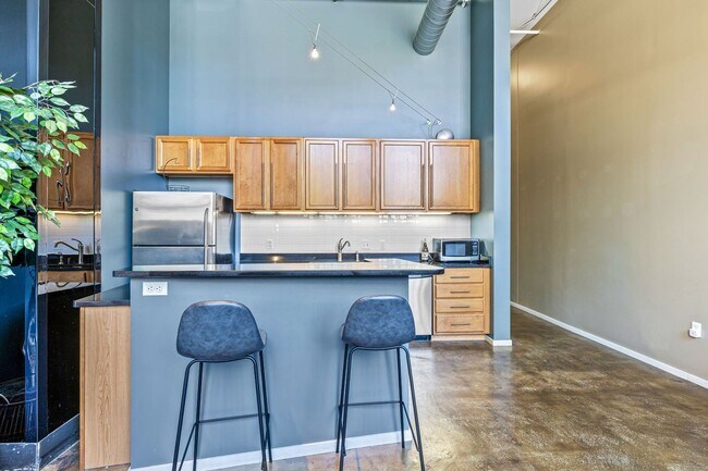 Building Photo - Fully Furnished 1-Bedroom in Lafayette Square | Utilities Included | 3, 6 & 9 Month Leases
