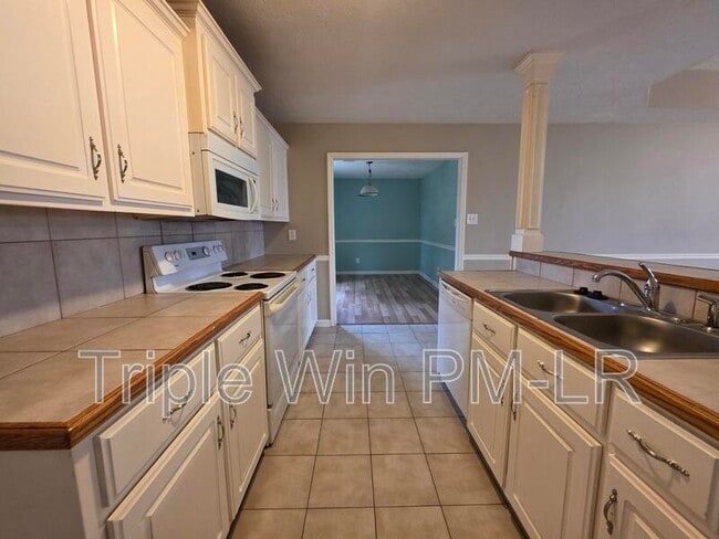 Building Photo - 12 Gold Meadow Loop