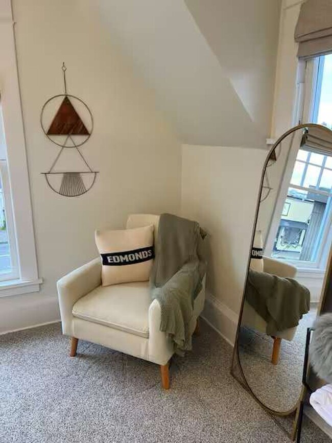 Building Photo - 116 4th Ave N