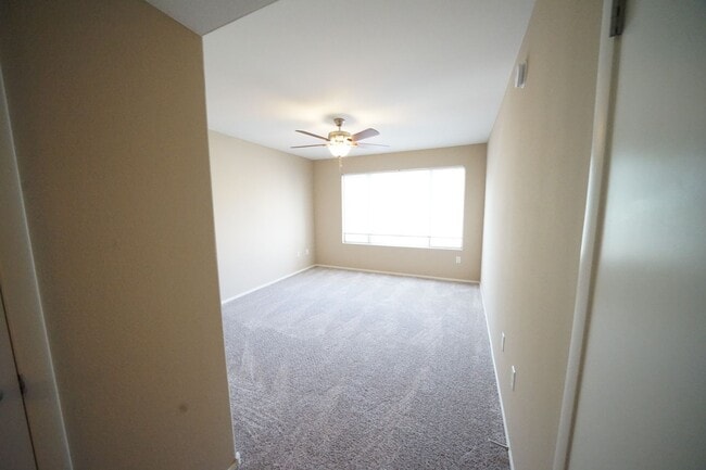 Building Photo - Beautiful 2 bed 2 bath upstairs unit in gated community.