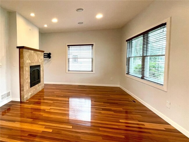 Building Photo - 403 Monroe Ave S