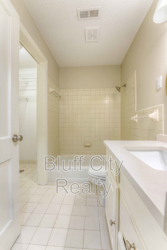 Building Photo - 1409 Dearing Rd