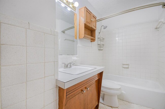 Building Photo - 1926 Cherokee Ln