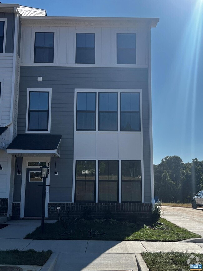 Building Photo - 2215 Swallowtail Ln