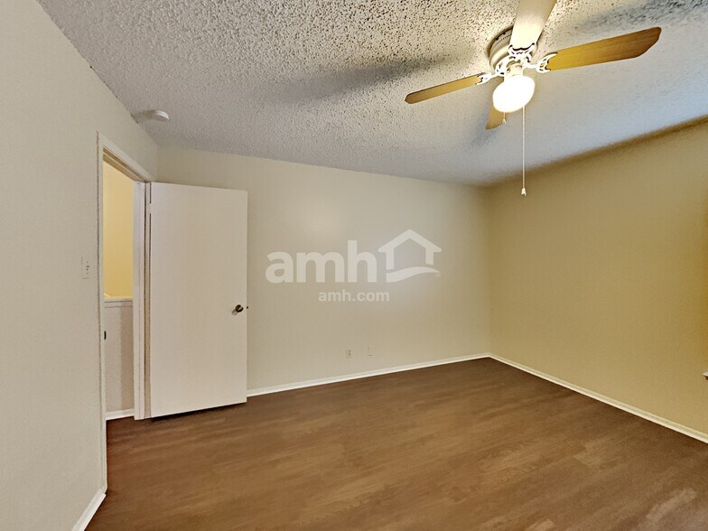 Building Photo - 8010 Manderly Pl