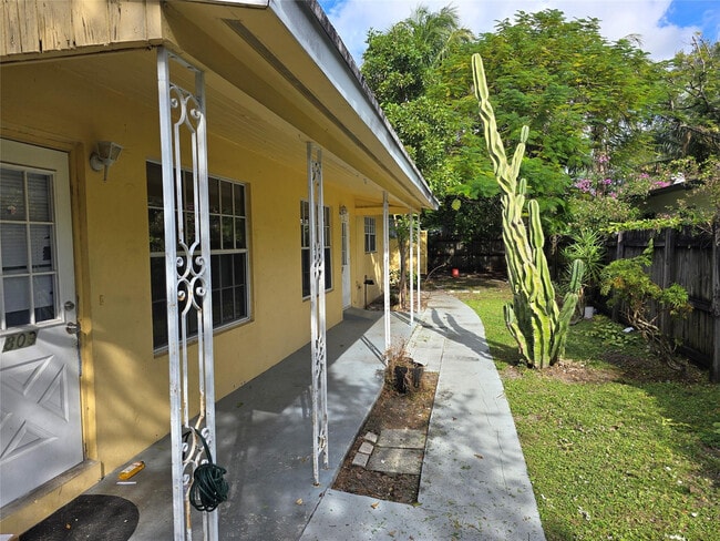 Building Photo - 807 W Las Olas Blvd