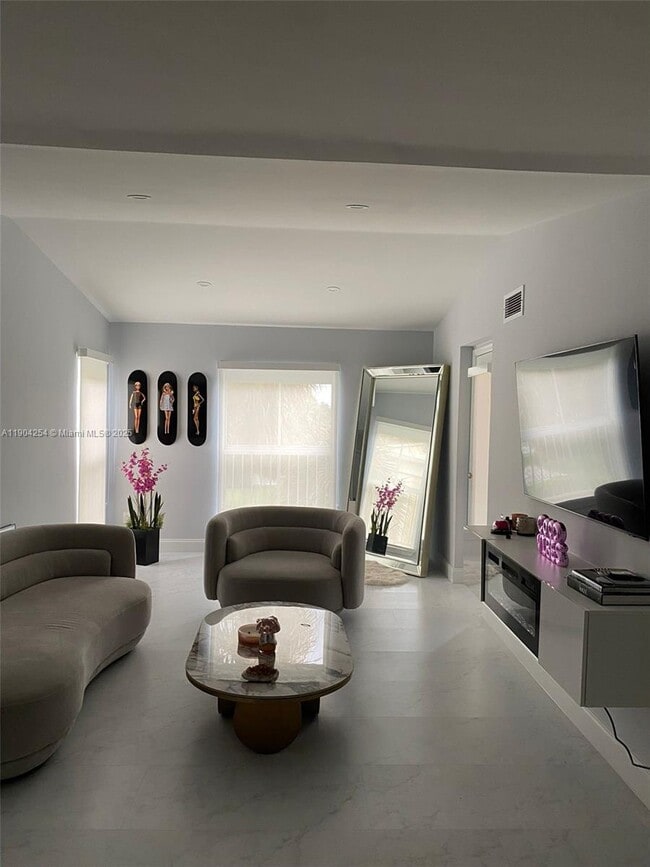 Building Photo - 833 Riverside Dr