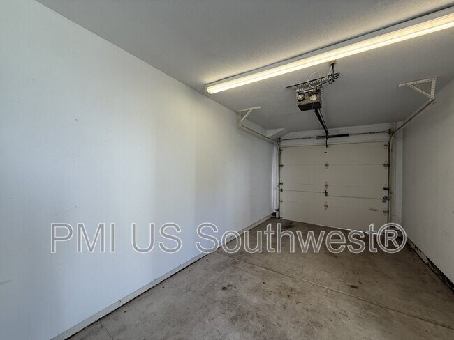 Building Photo - 1800 Club House Dr