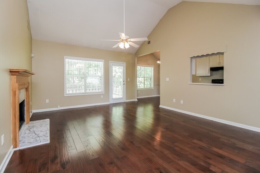 Building Photo - 1331 Vine Cir