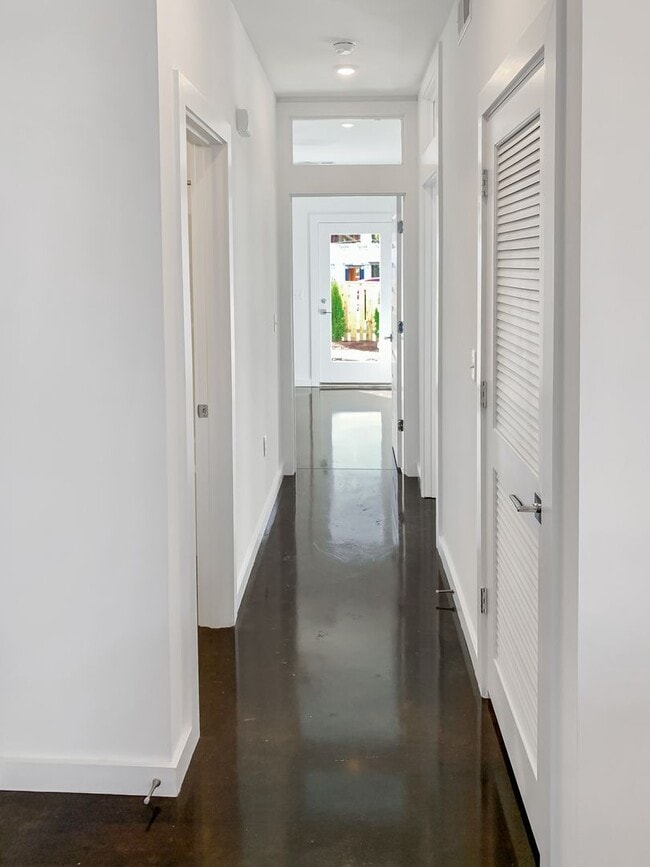 Building Photo - 2 Bedroom, 2 Bathroom downstairs unit in Manchester! Tons of natural light, modern look