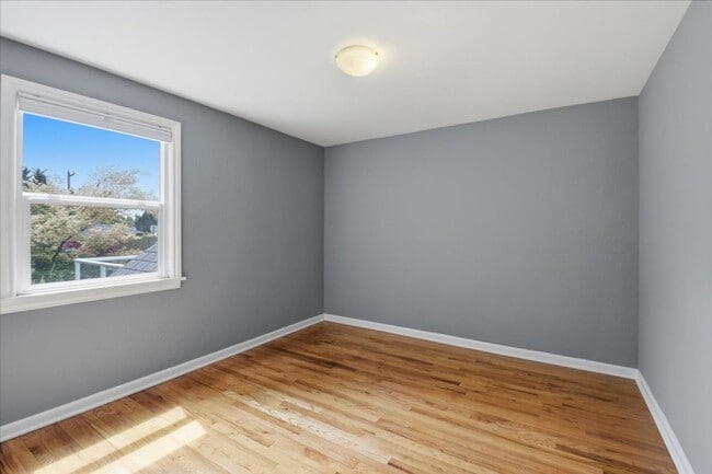 Building Photo - 3bd/2ba Seattle Home