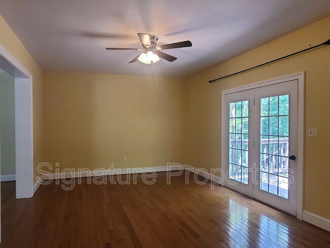 Building Photo - 105 Oakwood Dr