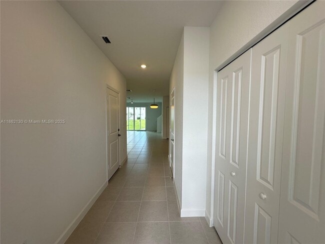 Building Photo - 402 SE Crossoak Ln