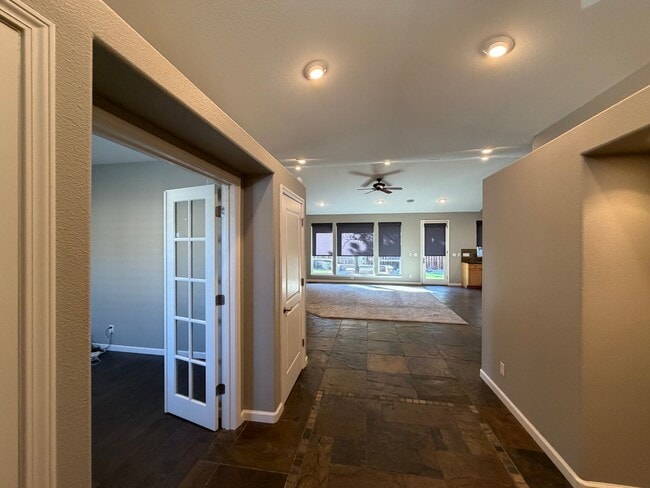 Building Photo - 1199 Manzanita Ln