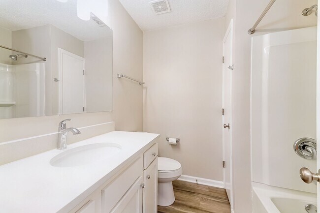 Building Photo - Renovated ~ 2 bedroom / 1.5 Townhome in We...