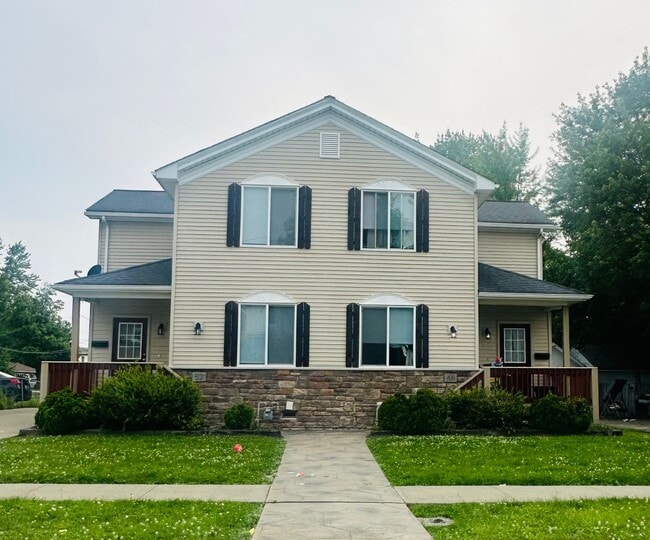 Primary Photo - Spacious 3-Bedroom Duplex for Rent – Minut...