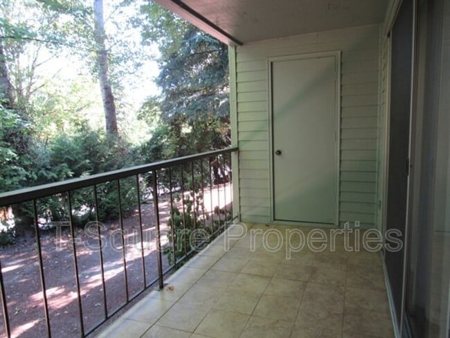 Building Photo - 4629 W Lake Sammamish Pkwy SE